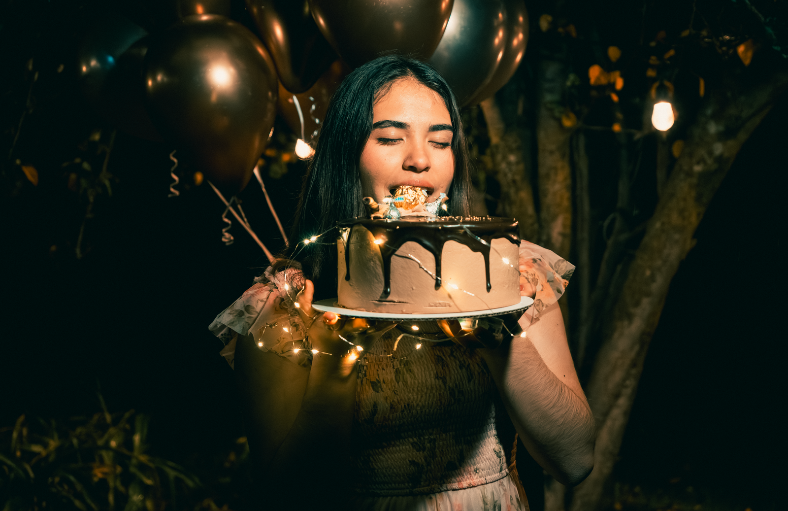 Frida sentada con globos